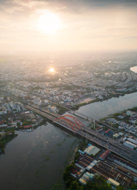 Saigon, Vietnam 'ın panoramik manzarası Ho Chi Minh şehrinin merkez iş bölgesinde. Şehir manzarası ve birçok bina, yerel evler, köprüler, nehirler. Seyahat ve manzara konsepti.