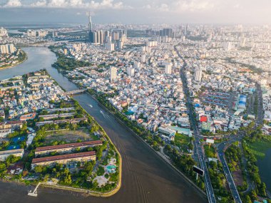 Saigon, Vietnam 'ın panoramik manzarası Ho Chi Minh şehrinin merkez iş bölgesinde. Şehir manzarası ve birçok bina, yerel evler, köprüler, nehirler. Seyahat ve manzara konsepti.