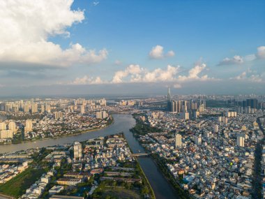 Saigon, Vietnam 'ın panoramik manzarası Ho Chi Minh şehrinin merkez iş bölgesinde. Şehir manzarası ve birçok bina, yerel evler, köprüler, nehirler. Seyahat ve manzara konsepti.