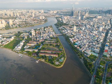 Saigon, Vietnam 'ın panoramik manzarası Ho Chi Minh şehrinin merkez iş bölgesinde. Şehir manzarası ve birçok bina, yerel evler, köprüler, nehirler. Seyahat ve manzara konsepti.