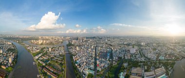 Saigon, Vietnam 'ın panoramik manzarası Ho Chi Minh şehrinin merkez iş bölgesinde. Şehir manzarası ve birçok bina, yerel evler, köprüler, nehirler. Seyahat ve manzara konsepti.