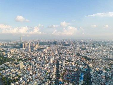 Saigon, Vietnam 'ın panoramik manzarası Ho Chi Minh şehrinin merkez iş bölgesinde. Şehir manzarası ve birçok bina, yerel evler, köprüler, nehirler. Seyahat ve manzara konsepti.