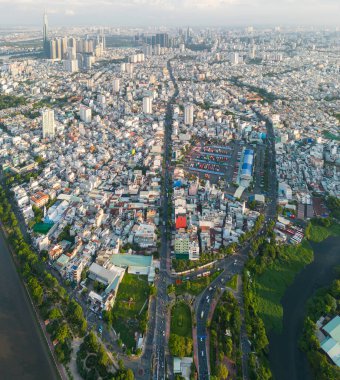 Saigon, Vietnam 'ın panoramik manzarası Ho Chi Minh şehrinin merkez iş bölgesinde. Şehir manzarası ve birçok bina, yerel evler, köprüler, nehirler. Seyahat ve manzara konsepti.