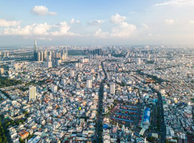 Saigon, Vietnam 'ın panoramik manzarası Ho Chi Minh şehrinin merkez iş bölgesinde. Şehir manzarası ve birçok bina, yerel evler, köprüler, nehirler. Seyahat ve manzara konsepti.