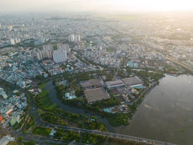 Saigon, Vietnam 'ın panoramik manzarası Ho Chi Minh şehrinin merkez iş bölgesinde. Şehir manzarası ve birçok bina, yerel evler, köprüler, nehirler. Seyahat ve manzara konsepti.