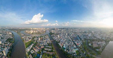 Saigon, Vietnam 'ın panoramik manzarası Ho Chi Minh şehrinin merkez iş bölgesinde. Şehir manzarası ve birçok bina, yerel evler, köprüler, nehirler. Seyahat ve manzara konsepti.