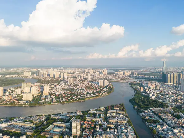 Saigon, Vietnam 'ın panoramik manzarası Ho Chi Minh şehrinin merkez iş bölgesinde. Şehir manzarası ve birçok bina, yerel evler, köprüler, nehirler. Seyahat ve manzara konsepti.