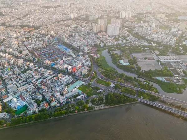 Saigon, Vietnam 'ın panoramik manzarası Ho Chi Minh şehrinin merkez iş bölgesinde. Şehir manzarası ve birçok bina, yerel evler, köprüler, nehirler. Seyahat ve manzara konsepti.