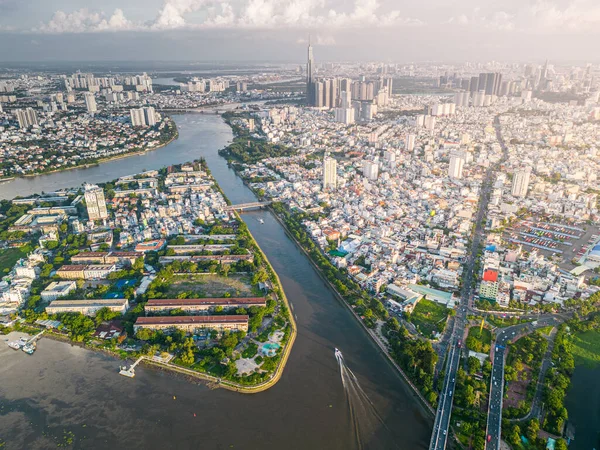 Saigon, Vietnam 'ın panoramik manzarası Ho Chi Minh şehrinin merkez iş bölgesinde. Şehir manzarası ve birçok bina, yerel evler, köprüler, nehirler. Seyahat ve manzara konsepti.