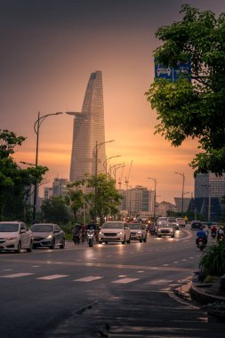 Ho Chi Minh şehri, Vietnam - 02 Ağustos 2023: Ho Chi Minh şehrinde (Saigon) günbatımında yoğun trafik sıkışıklığı