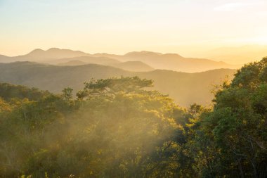 Ta Nang - Phan Gübre yolu, Song Mao Doğa Rezervi 'ndeki çim tepeleri ve ormanlar arasında dönüm noktası. Gençler için yeni varış noktası Vietnam' da gezintiyi sevmek.
