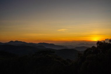 Ta Nang - Phan Gübre yolu, Song Mao Doğa Rezervi 'ndeki çim tepeleri ve ormanlar arasında dönüm noktası. Gençler için yeni varış noktası Vietnam' da gezintiyi sevmek.