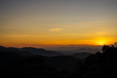 Ta Nang - Phan Gübre yolu, Song Mao Doğa Rezervi 'ndeki çim tepeleri ve ormanlar arasında dönüm noktası. Gençler için yeni varış noktası Vietnam' da gezintiyi sevmek.
