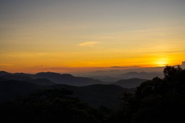 Ta Nang - Phan Gübre yolu, Song Mao Doğa Rezervi 'ndeki çim tepeleri ve ormanlar arasında dönüm noktası. Gençler için yeni varış noktası Vietnam' da gezintiyi sevmek.