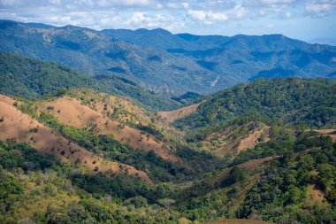 Ta Nang - Phan Gübre yolu, Song Mao Doğa Rezervi 'ndeki çim tepeleri ve ormanlar arasında dönüm noktası. Gençler için yeni varış noktası Vietnam' da gezintiyi sevmek.