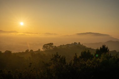 Gün batımının erken saatlerinde Bao Loc bölgesinde, Lam Dong vilayetinde, Vietnam 'ın en güzel manzarası. Seyahat ve manzara konsepti