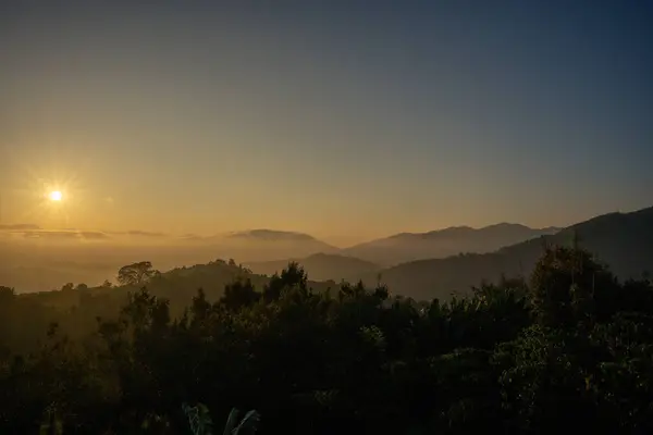 Причудливый Пейзаж Раннего Утра Закат Над Горным Хребтом Район Бао Стоковое Изображение