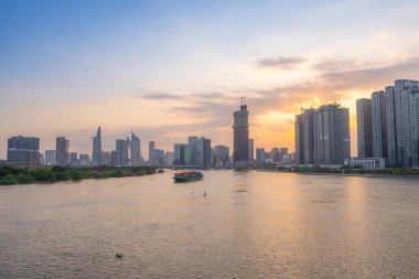 Ho Chi Minh şehri, Vietnam - 28 Şubat 2024: Bitexco Kulesi manzarası, binalar, yollar ve Saigon nehri Ho Chi Minh şehrinde - Saigon silueti. Güzel gece manzaralı şehir manzarası. Seyahat kavramı.