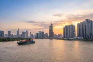 Ho Chi Minh şehri, Vietnam - 28 Şubat 2024: Bitexco Kulesi manzarası, binalar, yollar ve Saigon nehri Ho Chi Minh şehrinde - Saigon silueti. Güzel gece manzaralı şehir manzarası. Seyahat kavramı.