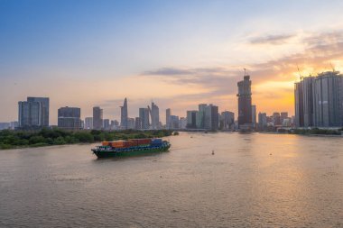 Ho Chi Minh şehri, Vietnam - 28 Şubat 2024: Bitexco Kulesi manzarası, binalar, yollar ve Saigon nehri Ho Chi Minh şehrinde - Saigon silueti. Güzel gece manzaralı şehir manzarası. Seyahat kavramı.