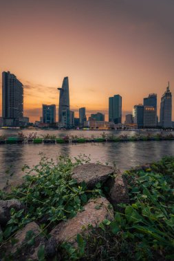 Ho Chi Minh şehri, Vietnam - 28 Şubat 2024: Bitexco Kulesi manzarası, binalar, yollar ve Saigon nehri Ho Chi Minh şehrinde - Saigon silueti. Güzel gece manzaralı şehir manzarası. Seyahat kavramı.