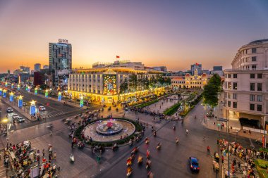 Ho Chi Minh şehri, Vietnam - 17 Şubat 2024: Nguyen Hue Walking Street, Ho Chi Minh şehri, Vietnam manzarası. Güzel gece manzarası. Seyahat kavramı.