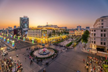 Ho Chi Minh şehri, Vietnam - 17 Şubat 2024: Nguyen Hue Walking Street, Ho Chi Minh şehri, Vietnam manzarası. Güzel gece manzarası. Seyahat kavramı.