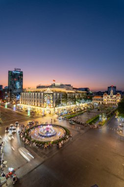Ho Chi Minh şehri, Vietnam - 17 Şubat 2024: Nguyen Hue Walking Street, Ho Chi Minh şehri, Vietnam manzarası. Güzel gece manzarası. Seyahat kavramı.