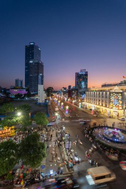 Ho Chi Minh şehri, Vietnam - 17 Şubat 2024: Nguyen Hue Walking Street, Ho Chi Minh şehri, Vietnam manzarası. Güzel gece manzarası. Seyahat kavramı.