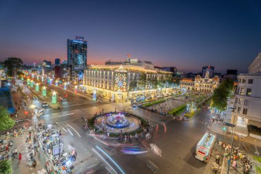 Ho Chi Minh şehri, Vietnam - 17 Şubat 2024: Nguyen Hue Walking Street, Ho Chi Minh şehri, Vietnam manzarası. Güzel gece manzarası. Seyahat kavramı.