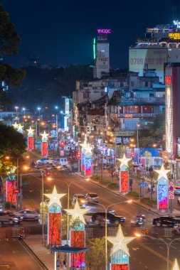 Ho Chi Minh şehri, Vietnam - 17 Şubat 2024: Nguyen Hue Walking Street, Ho Chi Minh şehri, Vietnam manzarası. Güzel gece manzarası. Seyahat kavramı.