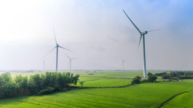 Türbin yeşil enerji elektriği, elektrik üretimi için yel değirmeni, Phan Rang, Ninh Thuan, Vietnam 'da pirinç tarlasında elektrik üreten rüzgar türbinleri. Temiz enerji kavramı.