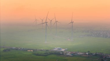 Türbin yeşil enerji elektriği, elektrik üretimi için yel değirmeni, Phan Rang, Ninh Thuan, Vietnam 'da pirinç tarlasında elektrik üreten rüzgar türbinleri. Temiz enerji kavramı.