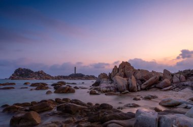 Mui Ne 'deki Ke Ga plajı, Phan Thiet, Binh Thuan, Vietnam. Ke Ga Cape ya da deniz feneri, Binh Thuan Eyaleti 'nin başkenti La Gi' ye gelen ziyaretçilerin en sevdiği yerdir. Seçici odaklanma. Seyahat kavramı.