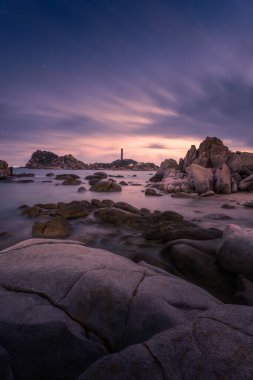 Mui Ne 'deki Ke Ga plajı, Phan Thiet, Binh Thuan, Vietnam. Ke Ga Cape ya da deniz feneri, Binh Thuan Eyaleti 'nin başkenti La Gi' ye gelen ziyaretçilerin en sevdiği yerdir. Seçici odaklanma. Seyahat kavramı.