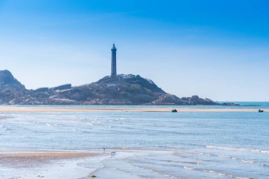 Mui Ne 'deki Ke Ga plajı, Phan Thiet, Binh Thuan, Vietnam. Ke Ga Cape ya da deniz feneri, Binh Thuan Eyaleti 'nin başkenti La Gi' ye gelen ziyaretçilerin en sevdiği yerdir. Seçici odaklanma. Seyahat kavramı.