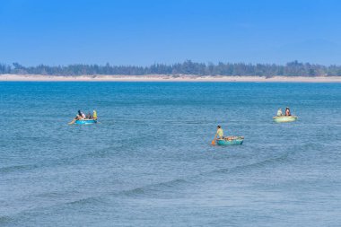 Mui Ne sahilindeki geleneksel balıkçı teknelerinin manzarası, Phan Thiet, Binh Thuan, Vietnam. Ke Ga Burnu ya da deniz feneri, ziyaretçilerin en sevdiği yerdir. Seyahat kavramı.