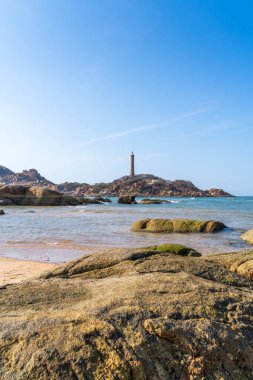 Mui Ne 'deki Ke Ga plajı, Phan Thiet, Binh Thuan, Vietnam. Ke Ga Cape ya da deniz feneri, Binh Thuan Eyaleti 'nin başkenti La Gi' ye gelen ziyaretçilerin en sevdiği yerdir. Seçici odaklanma. Seyahat kavramı.