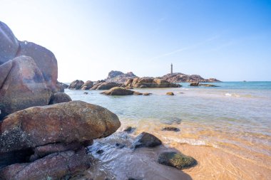 Mui Ne 'deki Ke Ga plajı, Phan Thiet, Binh Thuan, Vietnam. Ke Ga Cape ya da deniz feneri, Binh Thuan Eyaleti 'nin başkenti La Gi' ye gelen ziyaretçilerin en sevdiği yerdir. Seçici odaklanma. Seyahat kavramı.