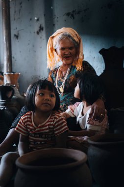Bau Truc çömlek köyü, Phan Rang şehri, Vietnam - 04 Mar 2024: Bau Truc çömlek köyündeki Cham etnik kızının yaşlı kadını. İnsanlar ve seyahat kavramı.