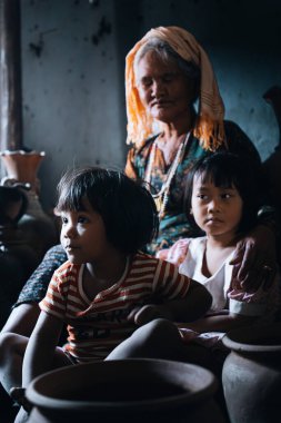 Bau Truc çömlek köyü, Phan Rang şehri, Vietnam - 04 Mar 2024: Bau Truc çömlek köyündeki Cham etnik kızının yaşlı kadını. İnsanlar ve seyahat kavramı.