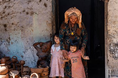 Bau Truc çömlek köyü, Phan Rang şehri, Vietnam - 04 Mar 2024: Bau Truc çömlek köyündeki Cham etnik kızının yaşlı kadını. İnsanlar ve seyahat kavramı.