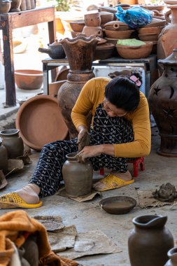 Bau Truc çömlek köyü, Phan Rang şehri, Vietnam - 04 Mar 2024: bir çömlekçi Bau Truc çömlek köyünde geleneksel el işi kil vazosu yarattı. Geleneksel teknikleri kullanarak.