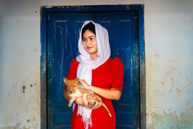 Vietnam 'ın Ninh Thuan bölgesindeki Phan Rang şehrindeki Bau Truc çömlek köyündeki Cham etnik kız portresi. İnsanlar ve seyahat kavramı.