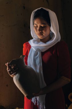 Vietnam 'ın Ninh Thuan bölgesindeki Phan Rang şehrindeki Bau Truc çömlek köyündeki Cham etnik kız portresi. İnsanlar ve seyahat kavramı.