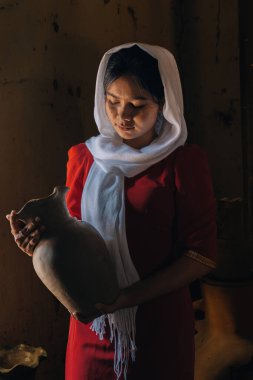 Vietnam 'ın Ninh Thuan bölgesindeki Phan Rang şehrindeki Bau Truc çömlek köyündeki Cham etnik kız portresi. İnsanlar ve seyahat kavramı.
