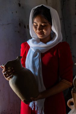 Vietnam 'ın Ninh Thuan bölgesindeki Phan Rang şehrindeki Bau Truc çömlek köyündeki Cham etnik kız portresi. İnsanlar ve seyahat kavramı.