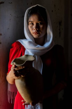 Vietnam 'ın Ninh Thuan bölgesindeki Phan Rang şehrindeki Bau Truc çömlek köyündeki Cham etnik kız portresi. İnsanlar ve seyahat kavramı.