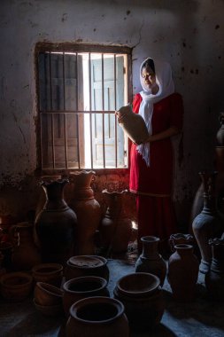 Vietnam 'ın Ninh Thuan bölgesindeki Phan Rang şehrindeki Bau Truc çömlek köyündeki Cham etnik kız portresi. İnsanlar ve seyahat kavramı.