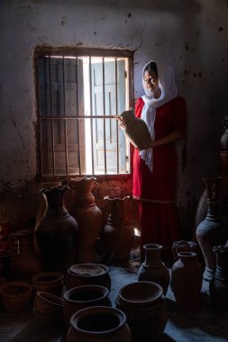 Vietnam 'ın Ninh Thuan bölgesindeki Phan Rang şehrindeki Bau Truc çömlek köyündeki Cham etnik kız portresi. İnsanlar ve seyahat kavramı.